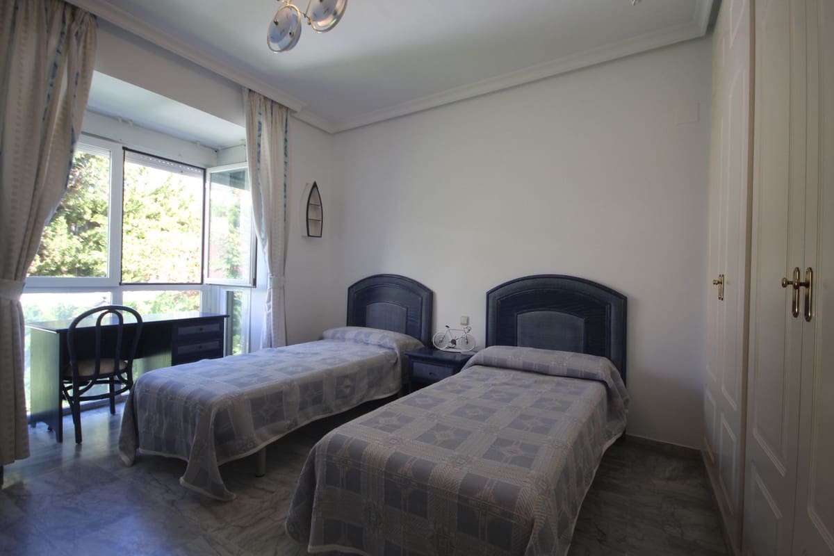 3 sypialnia Dom blizniak na sprzedaż w Bahia de Marbella z basenem garażem - 1 150 000 € (Ref: 10167072)