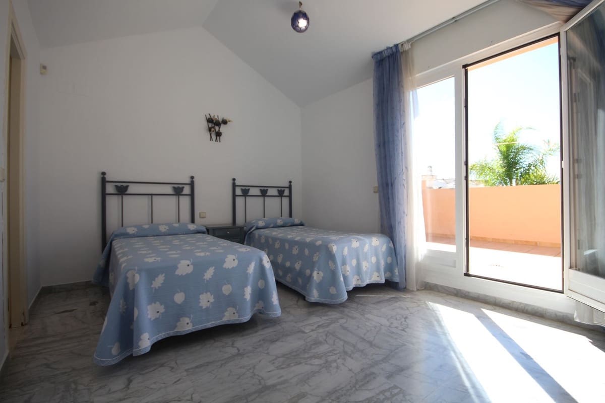 3 sypialnia Dom blizniak na sprzedaż w Bahia de Marbella z basenem garażem - 1 150 000 € (Ref: 10167072)