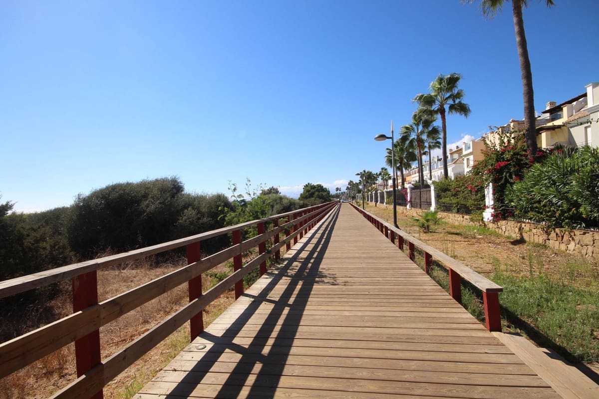 3 sypialnia Dom blizniak na sprzedaż w Bahia de Marbella z basenem garażem - 1 150 000 € (Ref: 10167072)