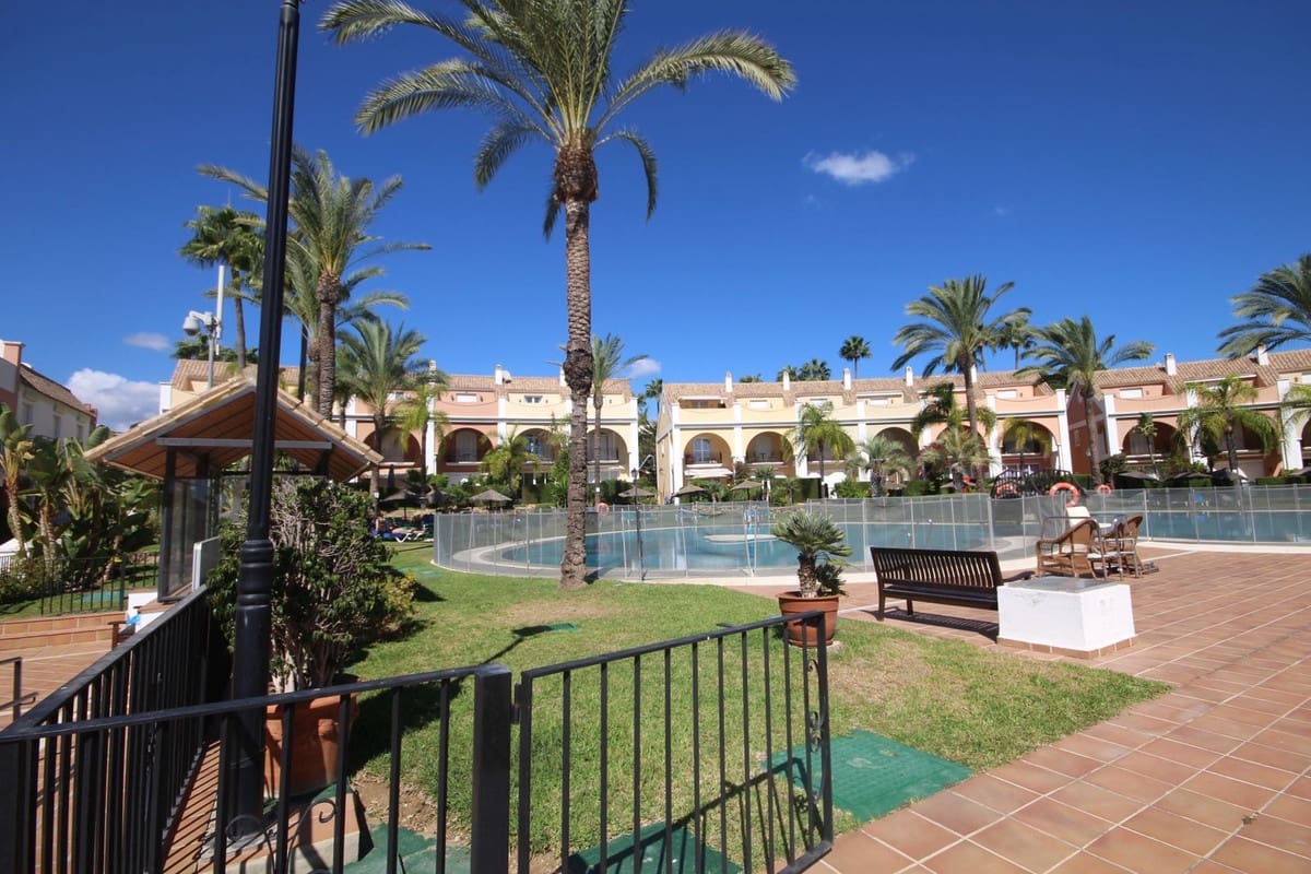 3 sypialnia Dom blizniak na sprzedaż w Bahia de Marbella z basenem garażem - 1 150 000 € (Ref: 10167072)