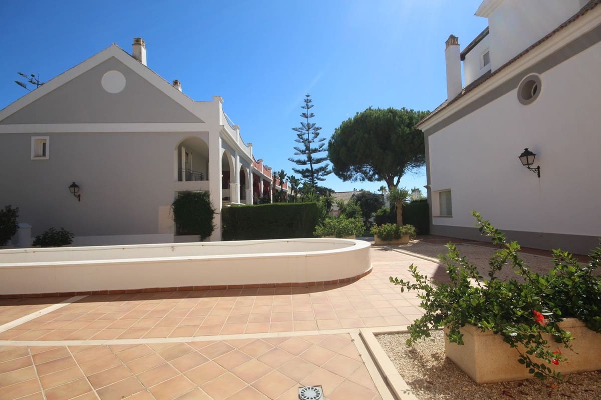 3 sypialnia Dom blizniak na sprzedaż w Bahia de Marbella z basenem garażem - 1 150 000 € (Ref: 10167072)