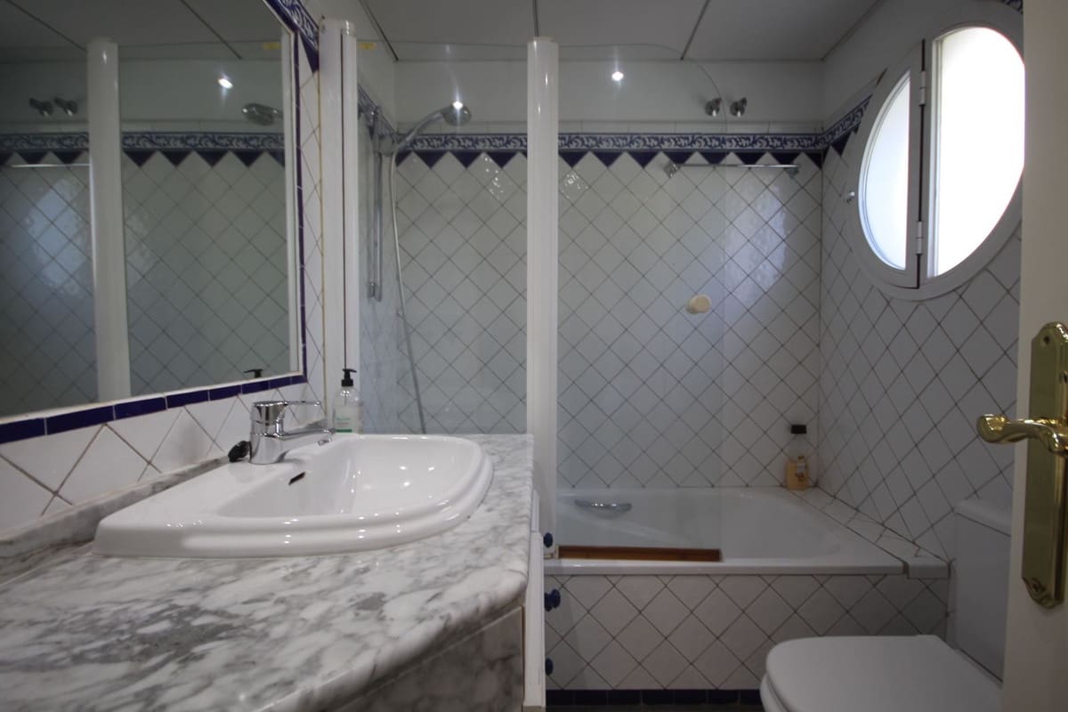 3 sypialnia Dom blizniak na sprzedaż w Bahia de Marbella z basenem garażem - 1 150 000 € (Ref: 10167072)