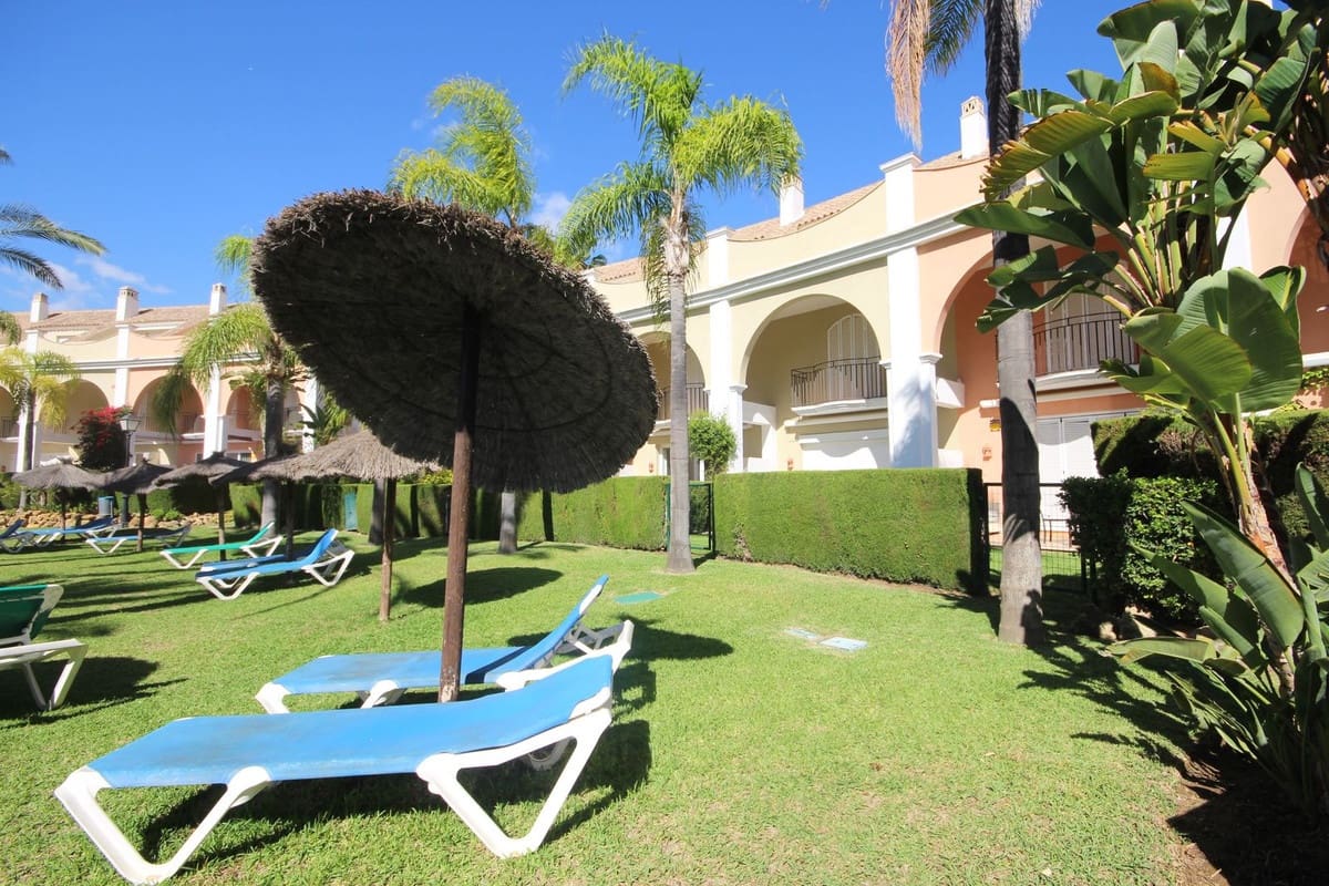 3 sypialnia Dom blizniak na sprzedaż w Bahia de Marbella z basenem garażem - 1 150 000 € (Ref: 10167072)