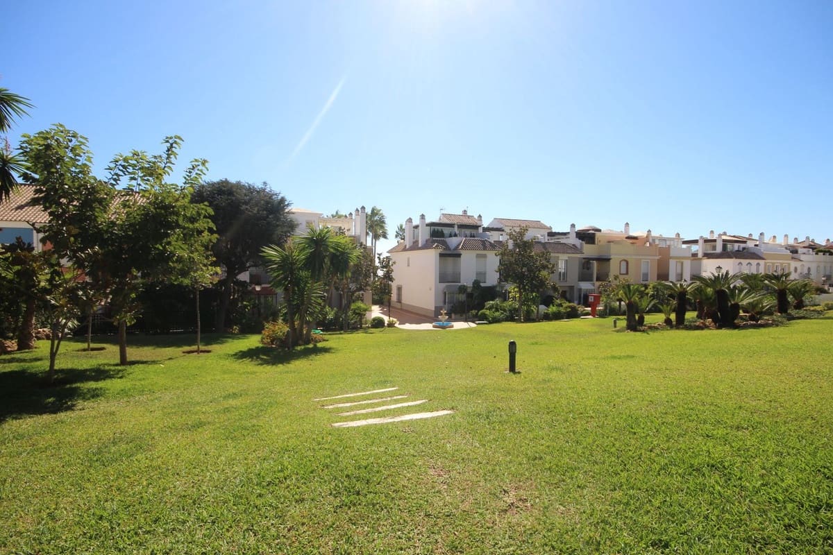 3 sypialnia Dom blizniak na sprzedaż w Bahia de Marbella z basenem garażem - 1 150 000 € (Ref: 10167072)