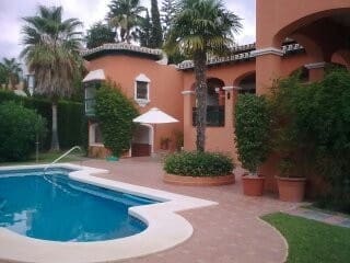 4 bedroom Villa for sale in Marbella with pool garage - € 2,200,000 (Ref: 5395997)