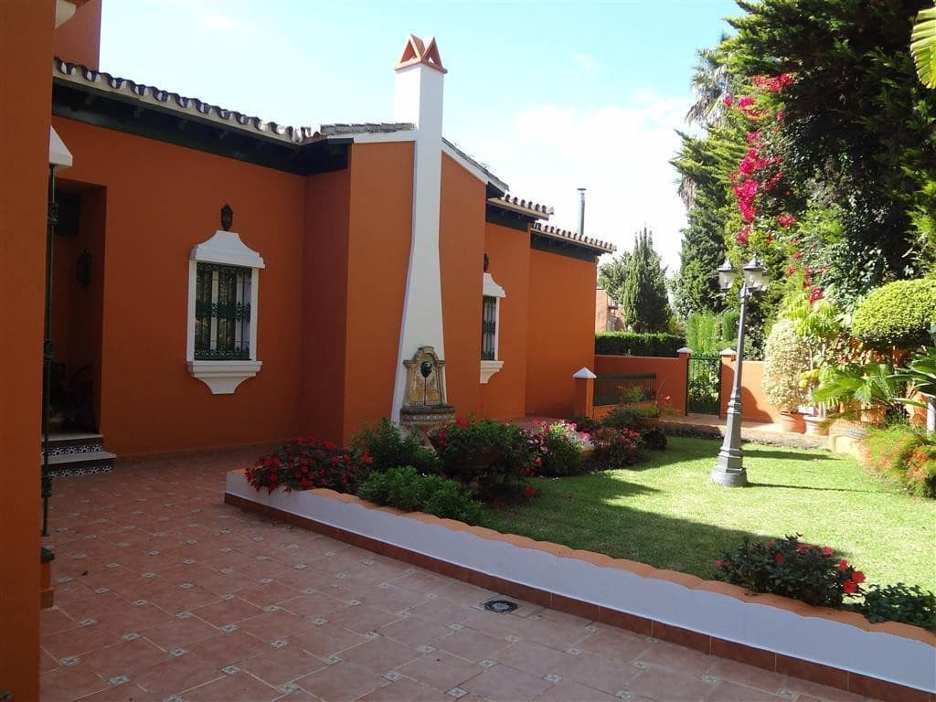 4 bedroom Villa for sale in Marbella with pool garage - € 2,200,000 (Ref: 5395997)