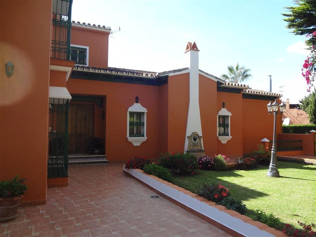 4 bedroom Villa for sale in Marbella with pool garage - € 2,200,000 (Ref: 5395997)