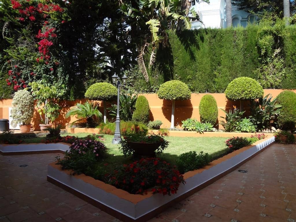 4 bedroom Villa for sale in Marbella with pool garage - € 2,200,000 (Ref: 5395997)