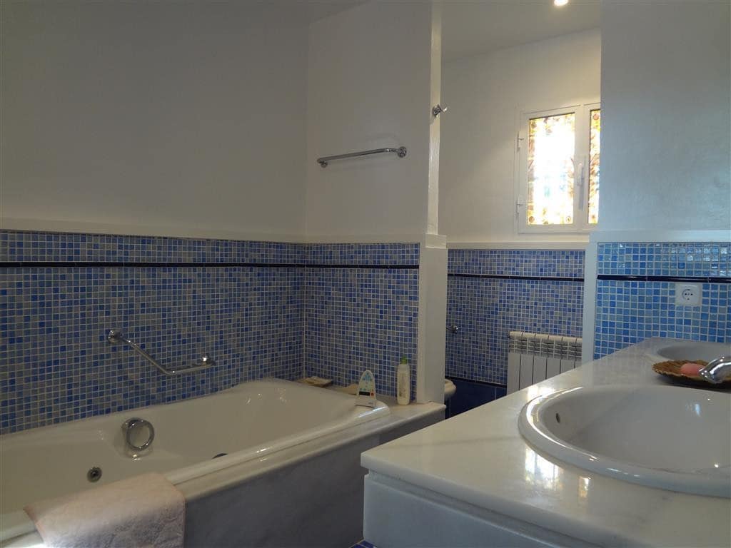 4 bedroom Villa for sale in Marbella with pool garage - € 2,200,000 (Ref: 5395997)