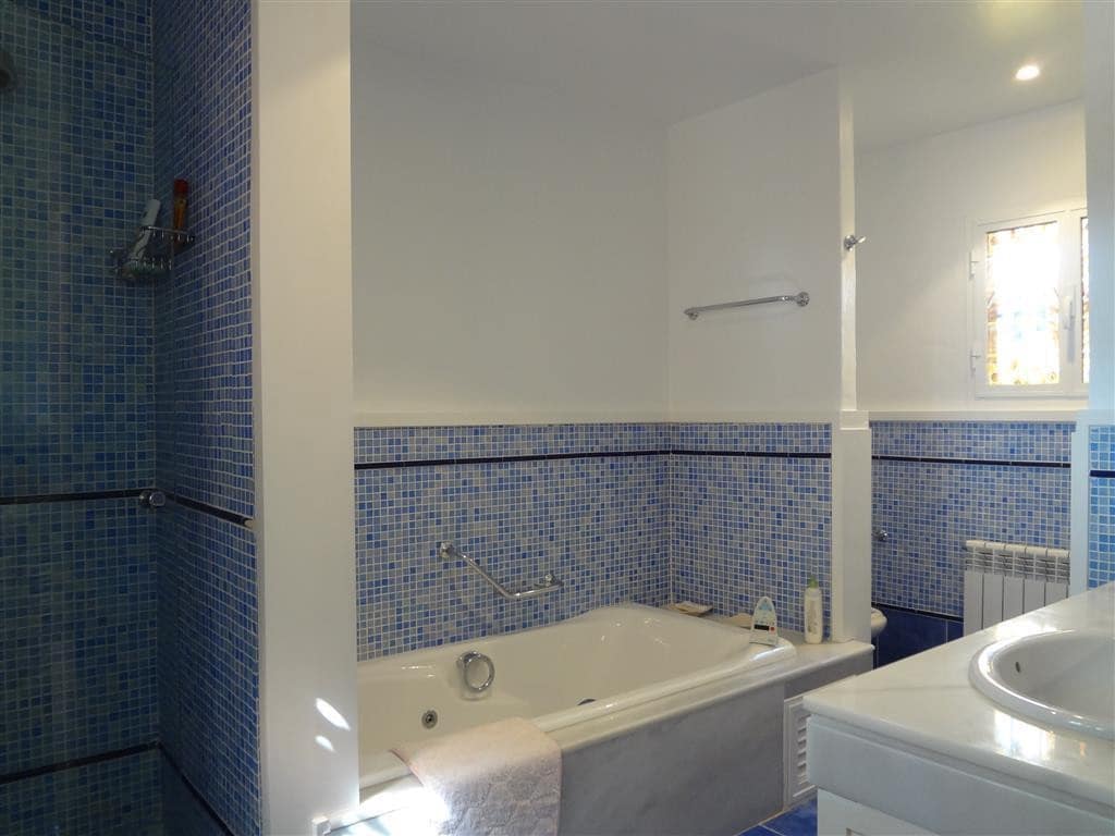 4 bedroom Villa for sale in Marbella with pool garage - € 2,200,000 (Ref: 5395997)