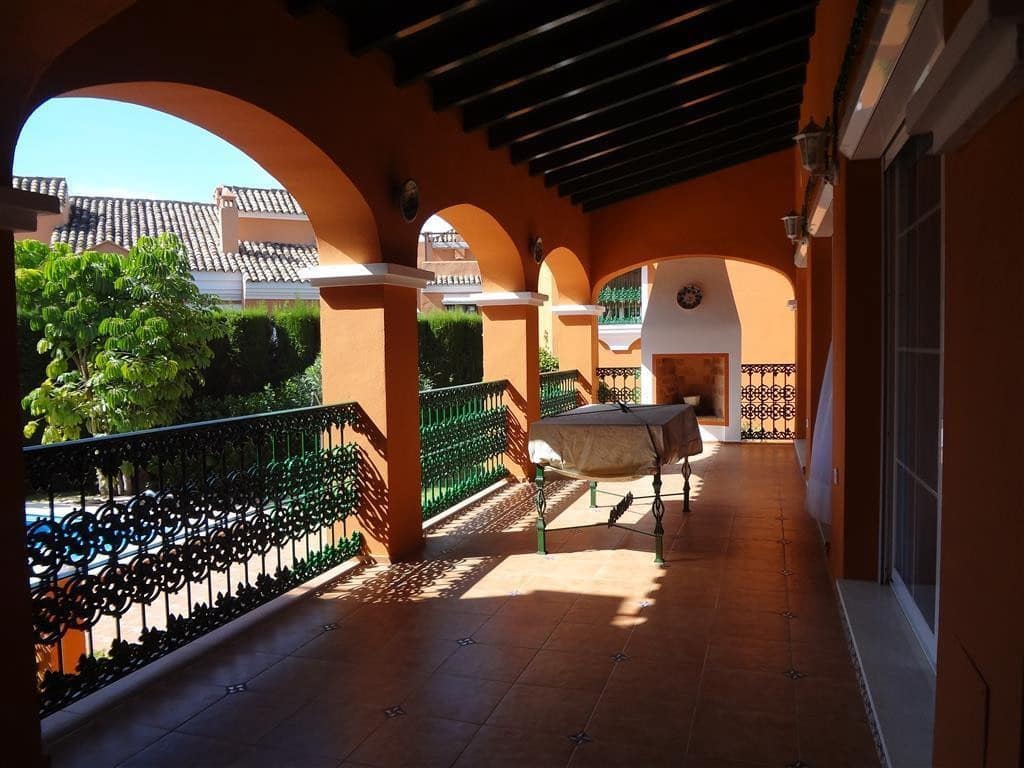 4 bedroom Villa for sale in Marbella with pool garage - € 2,200,000 (Ref: 5395997)