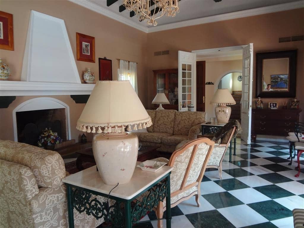 4 bedroom Villa for sale in Marbella with pool garage - € 2,200,000 (Ref: 5395997)