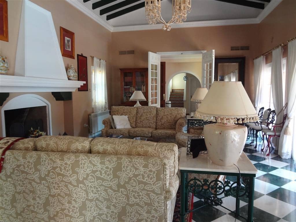 4 bedroom Villa for sale in Marbella with pool garage - € 2,200,000 (Ref: 5395997)