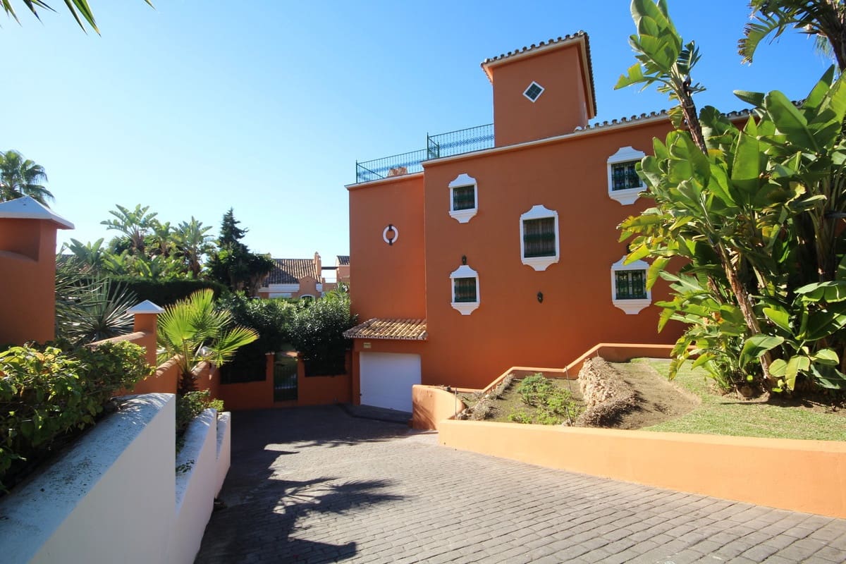 4 slaapkamer Villa te koop in Marbella met zwembad garage - € 2.200.000 (Ref: 5395997)