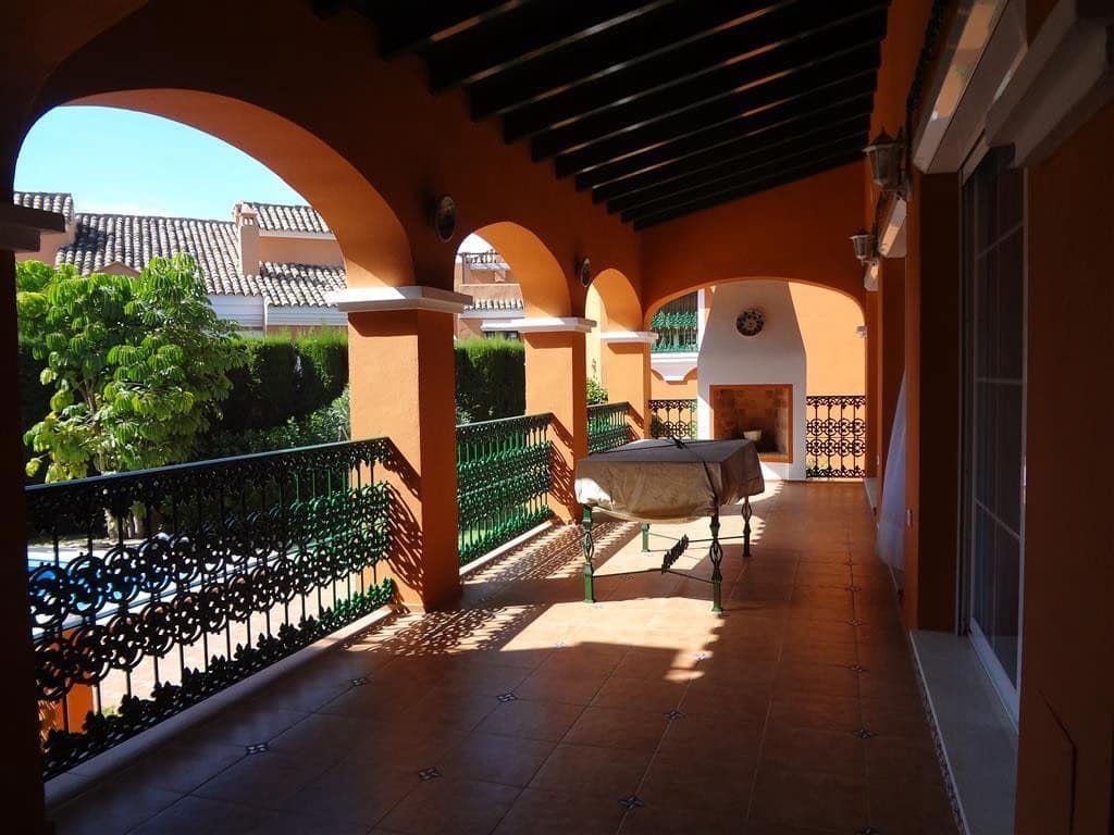 4 slaapkamer Villa te koop in Marbella met zwembad garage - € 2.200.000 (Ref: 5395997)