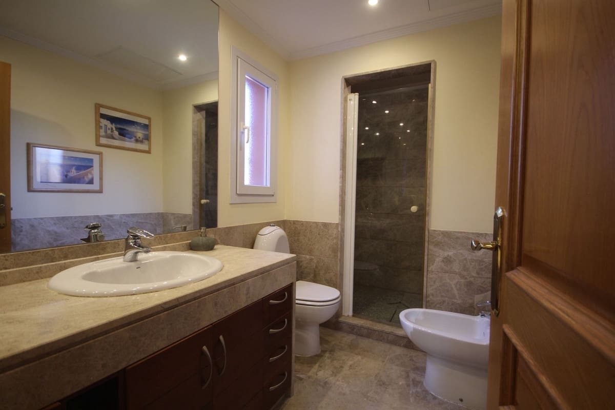 3 camera da letto Villetta Bifamiliare in vendita in Marbella con piscina garage - 890.000 € (Rif: 7956789)