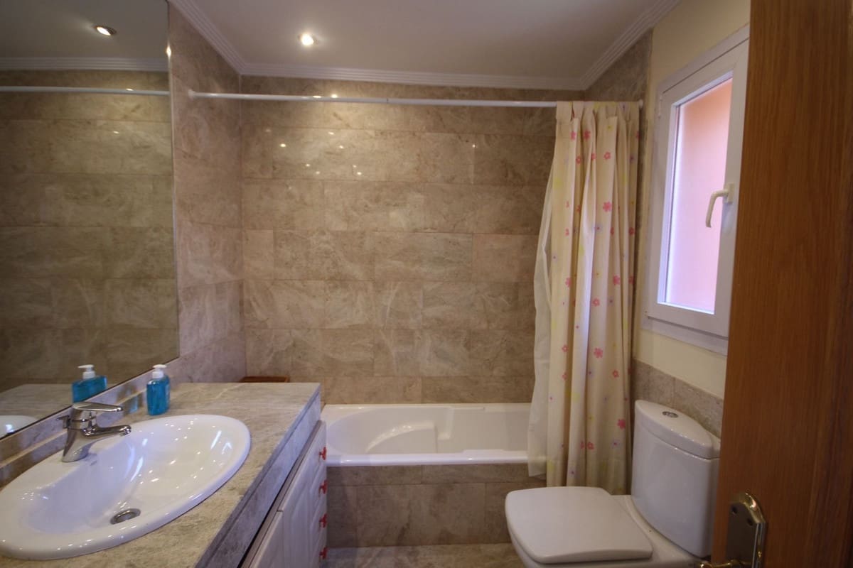 3 camera da letto Villetta Bifamiliare in vendita in Marbella con piscina garage - 890.000 € (Rif: 7956789)