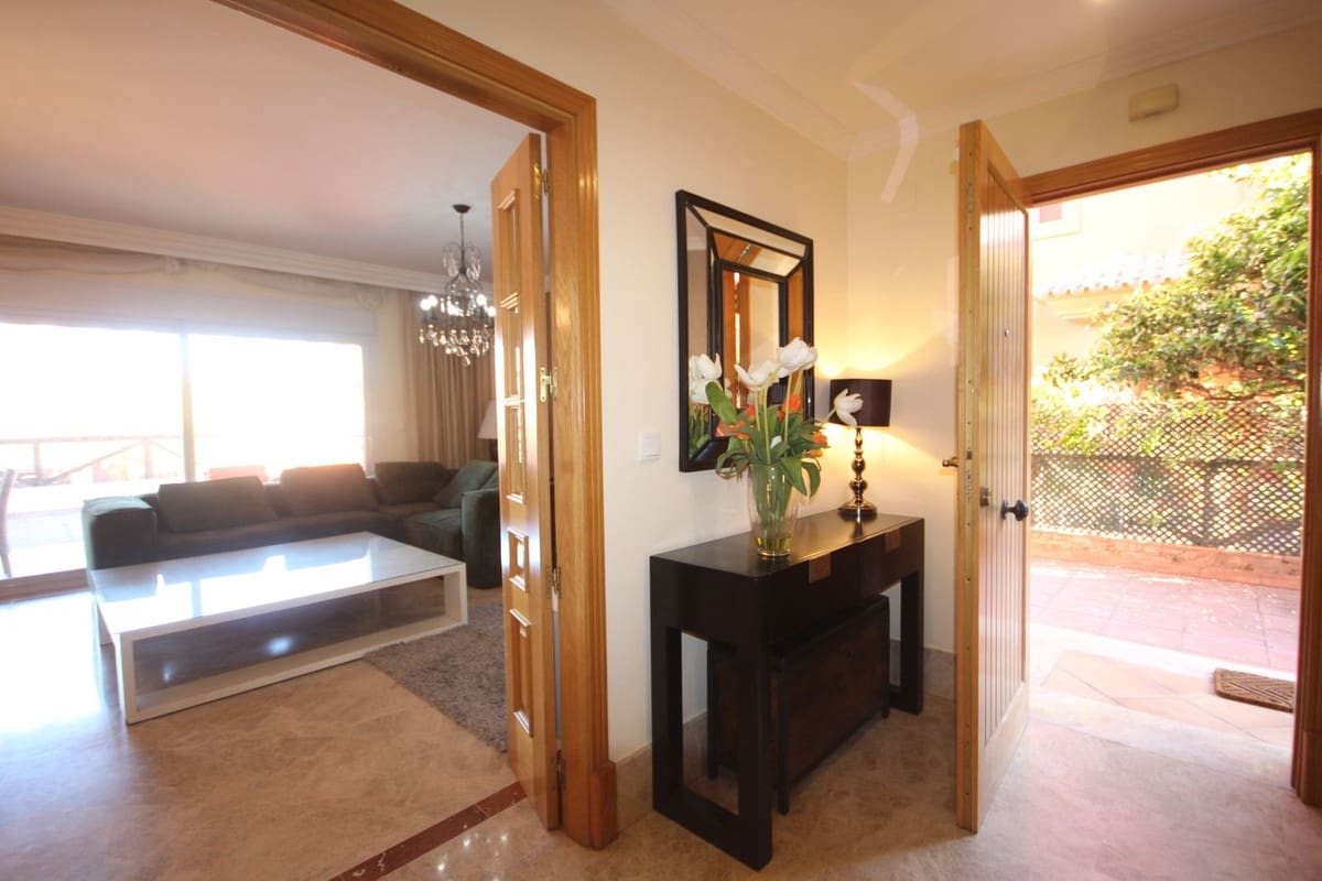 3 soverom Kjedet enebolig til salgs i Marbella med svømmebasseng garasje - € 890 000 (Ref: 7956789)