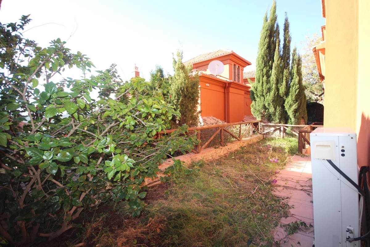 3 soverom Kjedet enebolig til salgs i Marbella med svømmebasseng garasje - € 890 000 (Ref: 7956789)