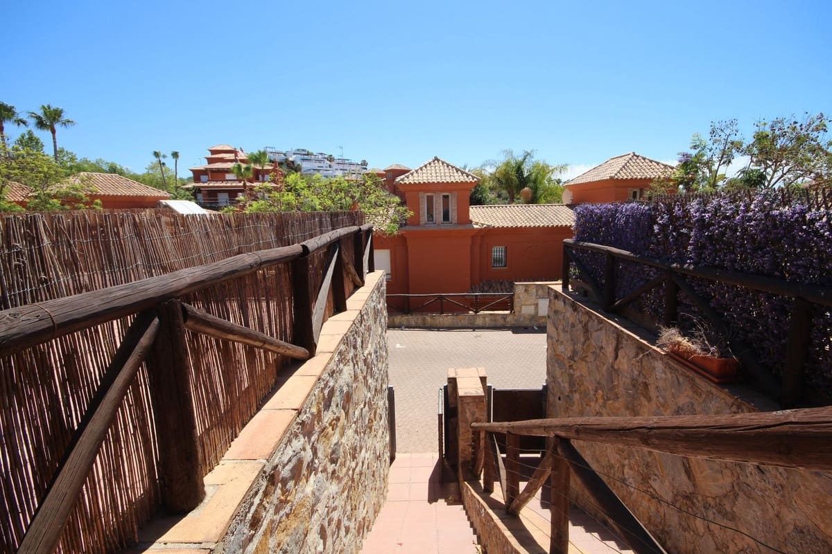 3 soverom Kjedet enebolig til salgs i Marbella med svømmebasseng garasje - € 890 000 (Ref: 7956789)