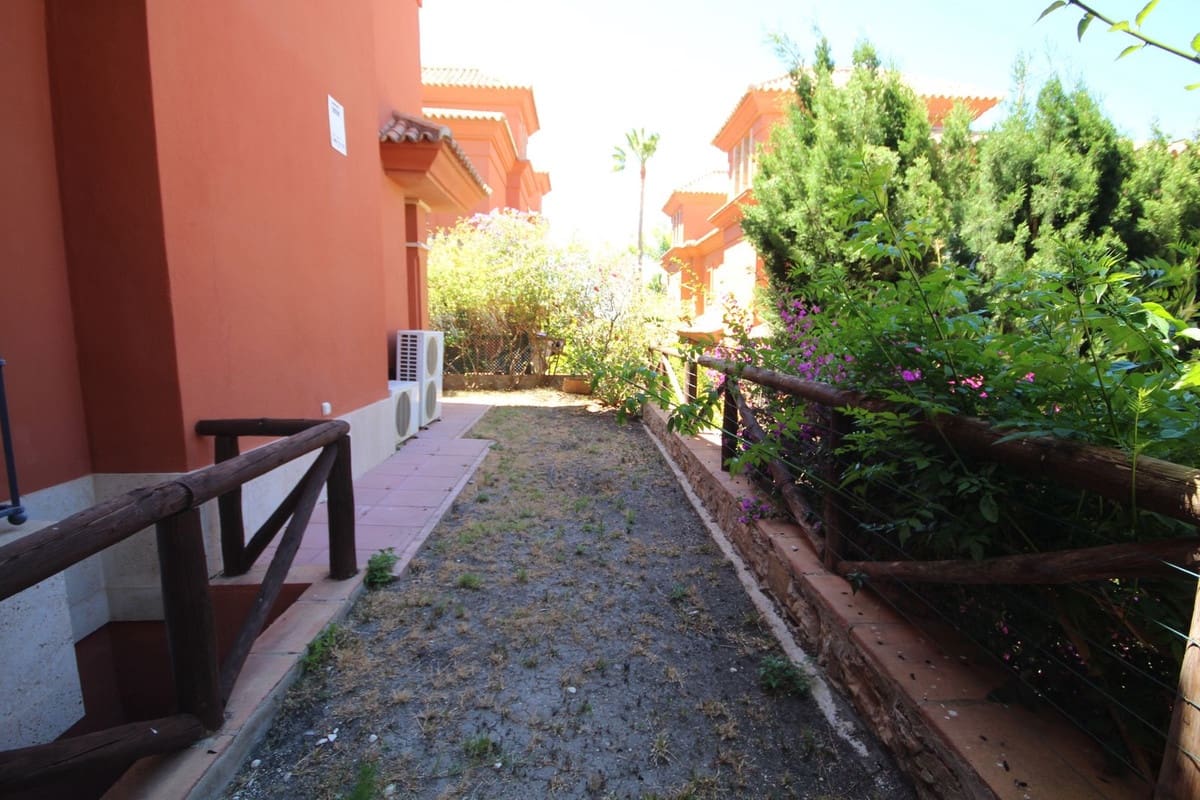 3 soverom Kjedet enebolig til salgs i Marbella med svømmebasseng garasje - € 890 000 (Ref: 7956789)