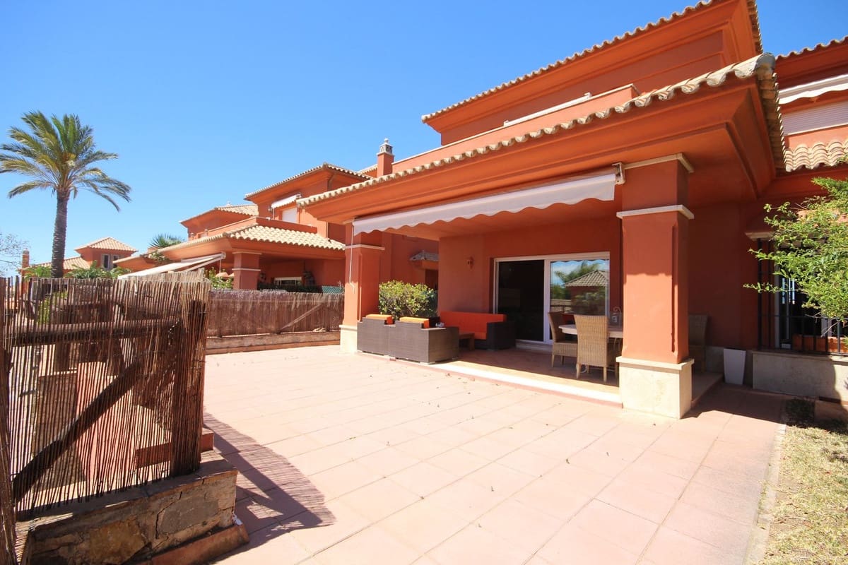 3 chambre Villa/Maison Semi-Mitoyenne à vendre à Marbella avec piscine garage - 890 000 € (Ref: 7956789)