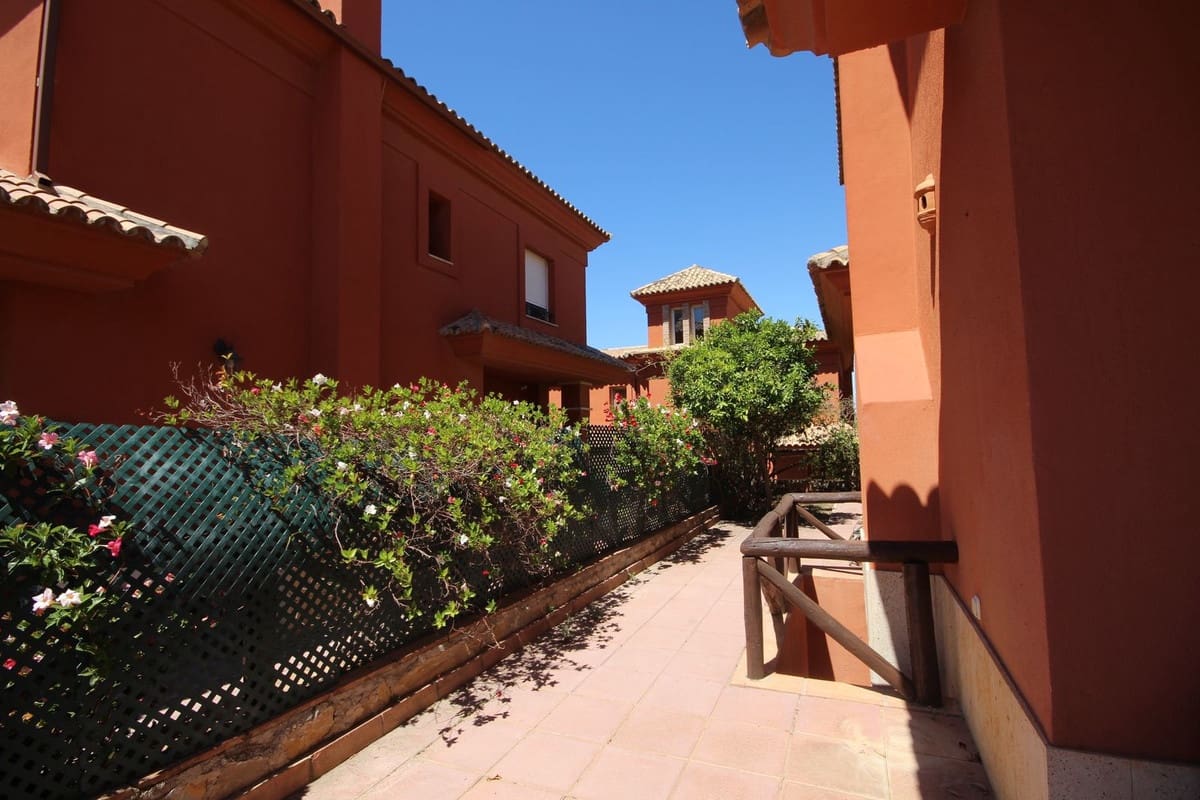 3 chambre Villa/Maison Semi-Mitoyenne à vendre à Marbella avec piscine garage - 890 000 € (Ref: 7956789)