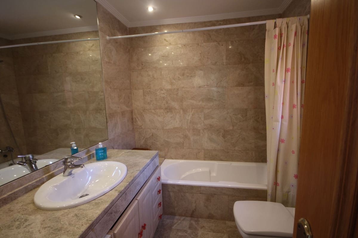 3 chambre Villa/Maison Semi-Mitoyenne à vendre à Marbella avec piscine garage - 890 000 € (Ref: 7956789)