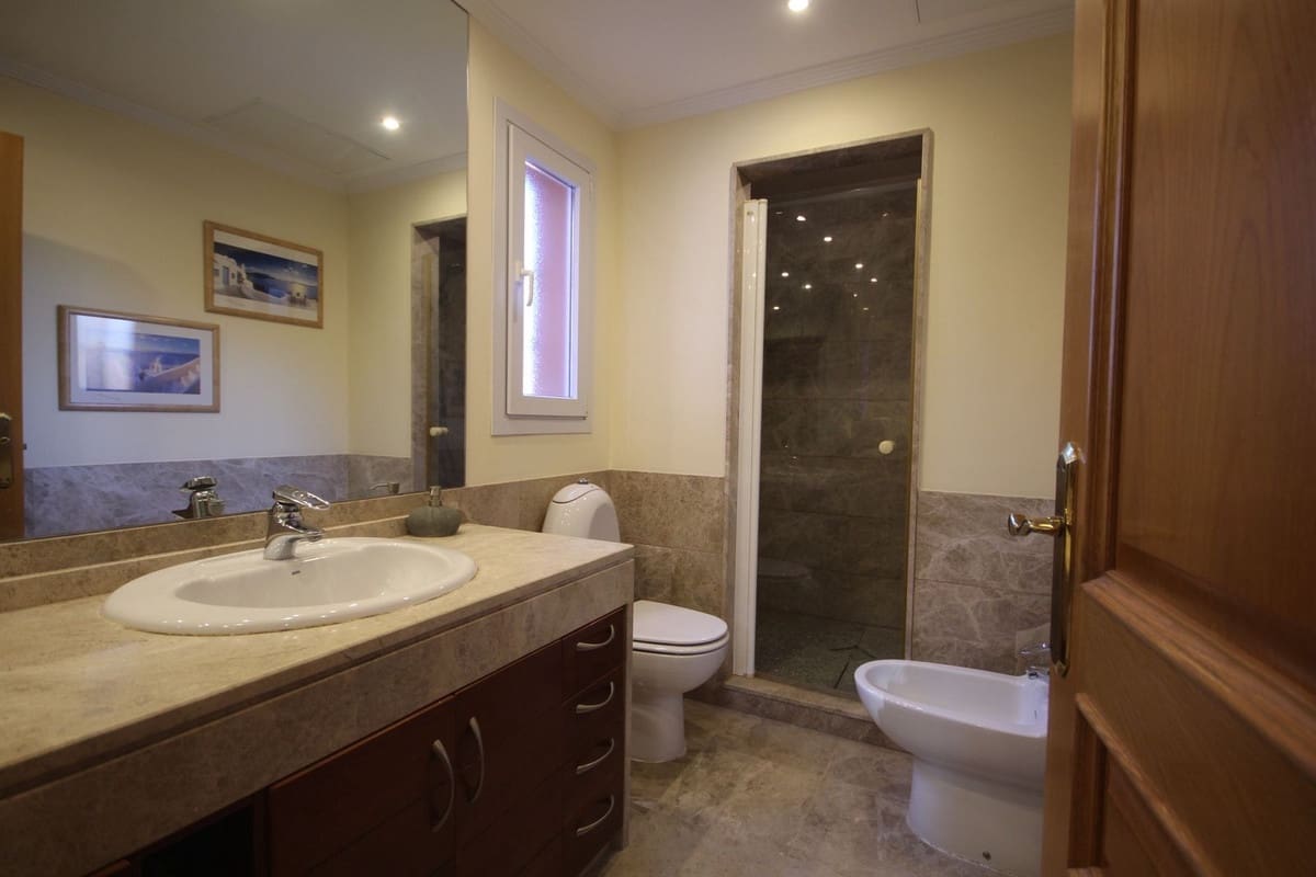 3 chambre Villa/Maison Semi-Mitoyenne à vendre à Marbella avec piscine garage - 890 000 € (Ref: 7956789)