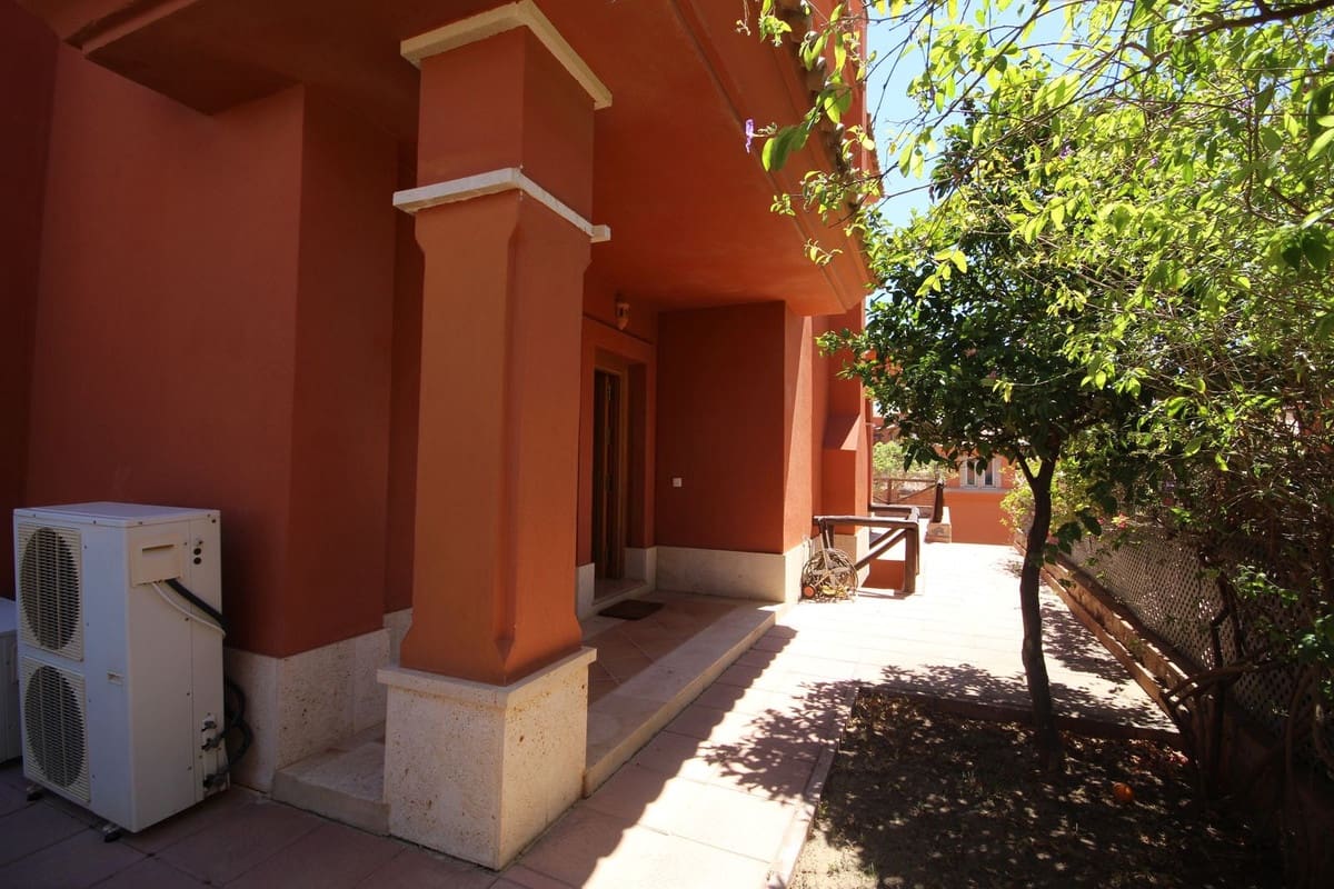 3 chambre Villa/Maison Semi-Mitoyenne à vendre à Marbella avec piscine garage - 890 000 € (Ref: 7956789)