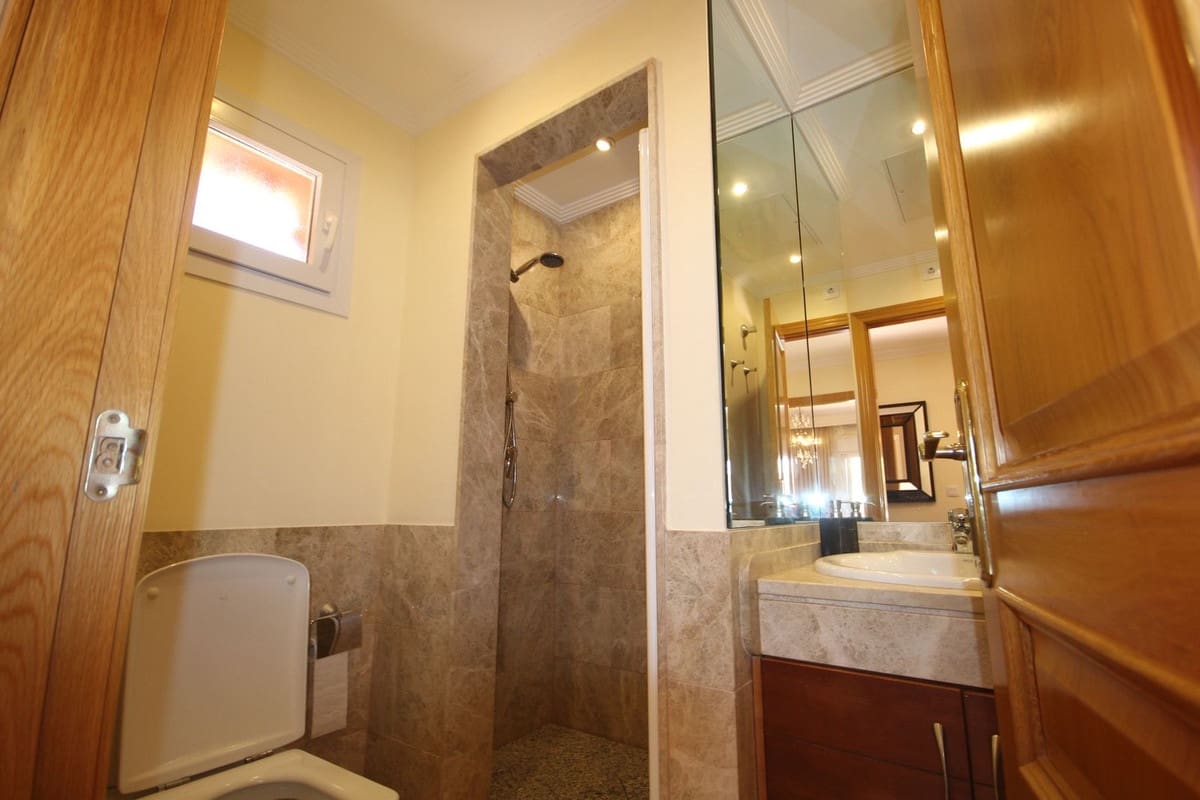 3 chambre Villa/Maison Semi-Mitoyenne à vendre à Marbella avec piscine garage - 890 000 € (Ref: 7956789)