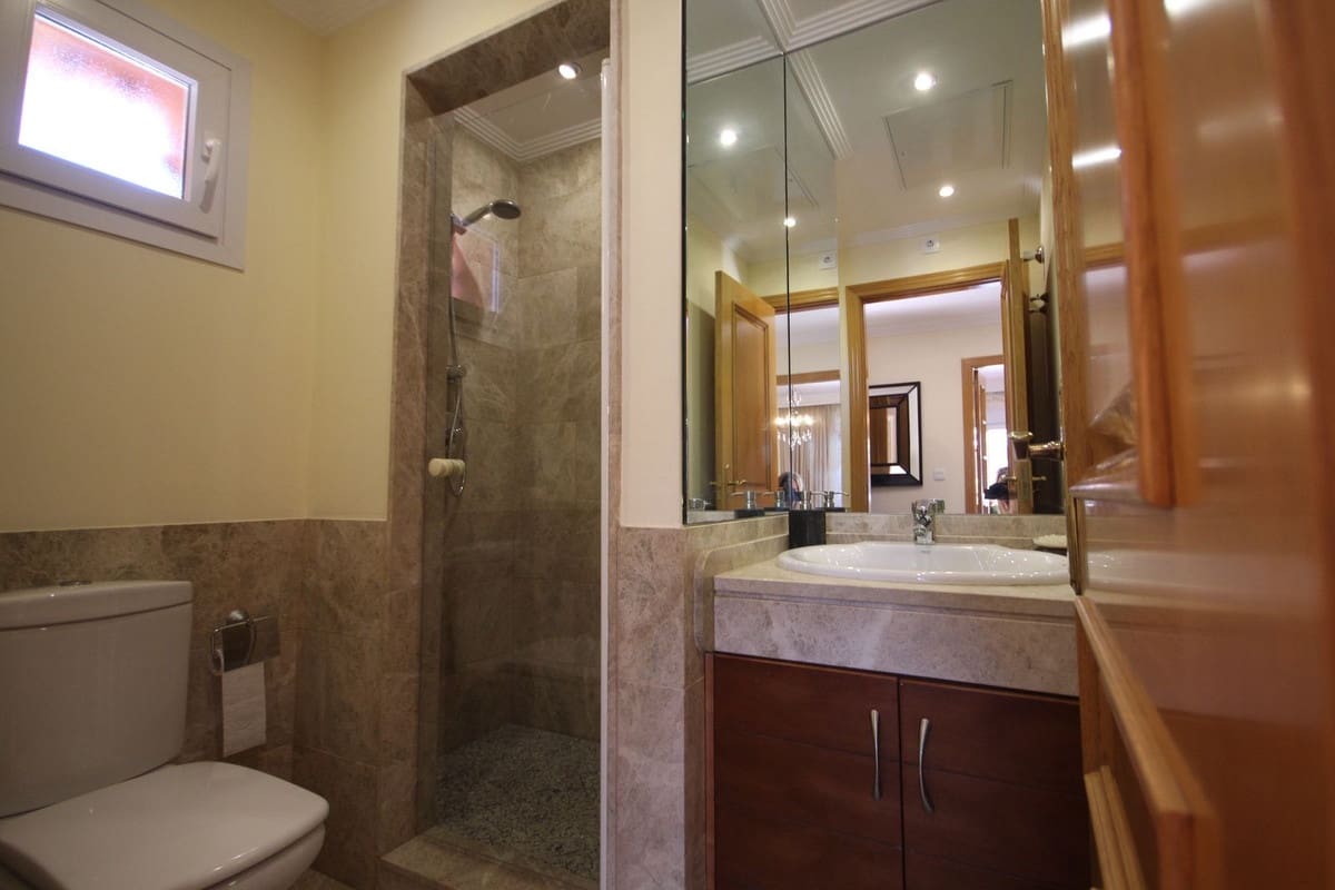 3 chambre Villa/Maison Semi-Mitoyenne à vendre à Marbella avec piscine garage - 890 000 € (Ref: 7956789)