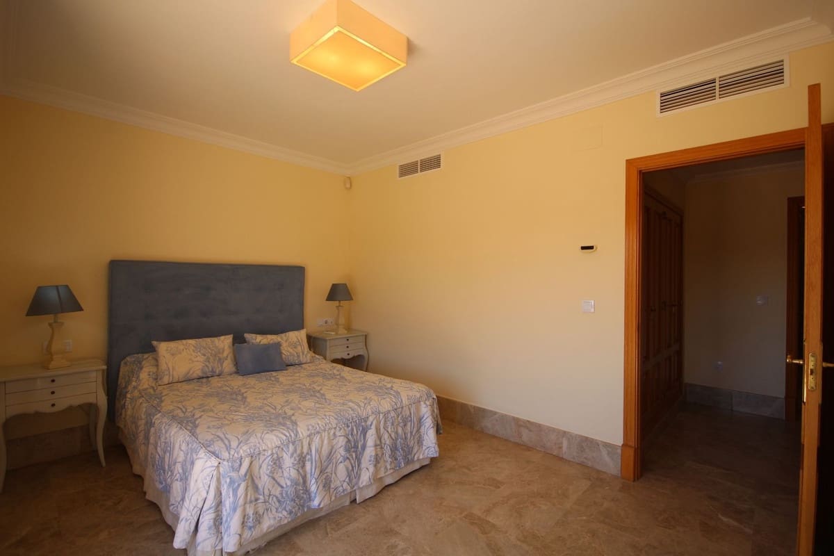 3 chambre Villa/Maison Semi-Mitoyenne à vendre à Marbella avec piscine garage - 890 000 € (Ref: 7956789)