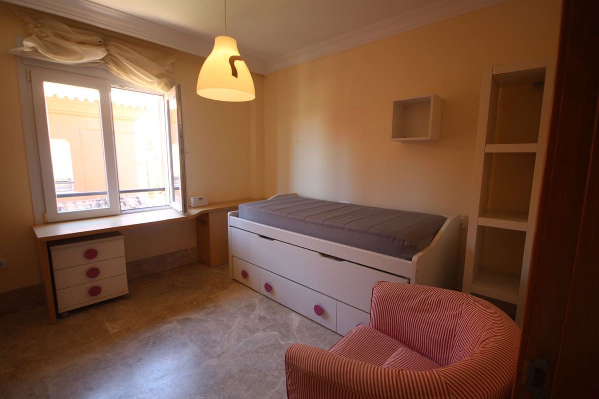 3 chambre Villa/Maison Semi-Mitoyenne à vendre à Marbella avec piscine garage - 890 000 € (Ref: 7956789)