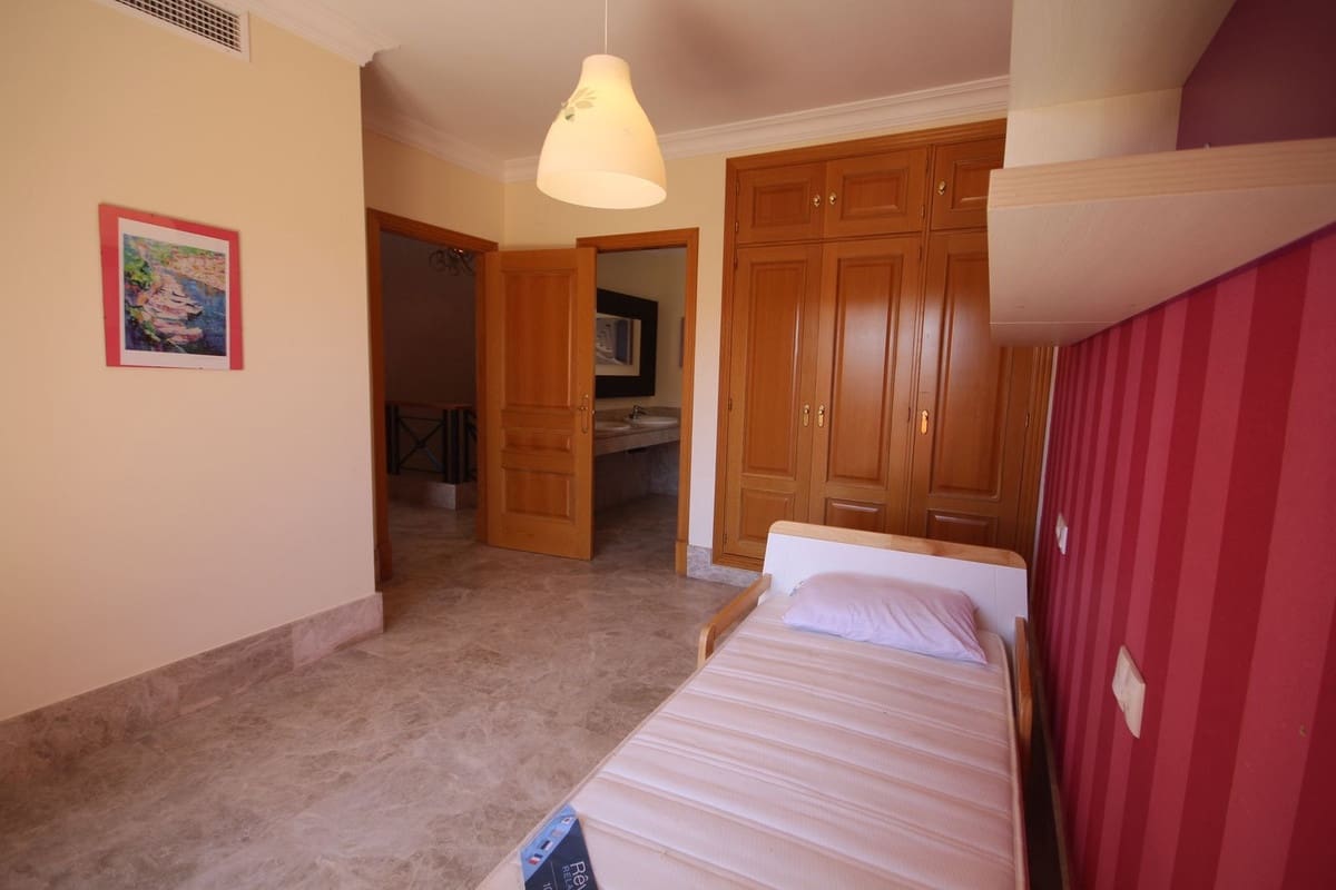 3 chambre Villa/Maison Semi-Mitoyenne à vendre à Marbella avec piscine garage - 890 000 € (Ref: 7956789)