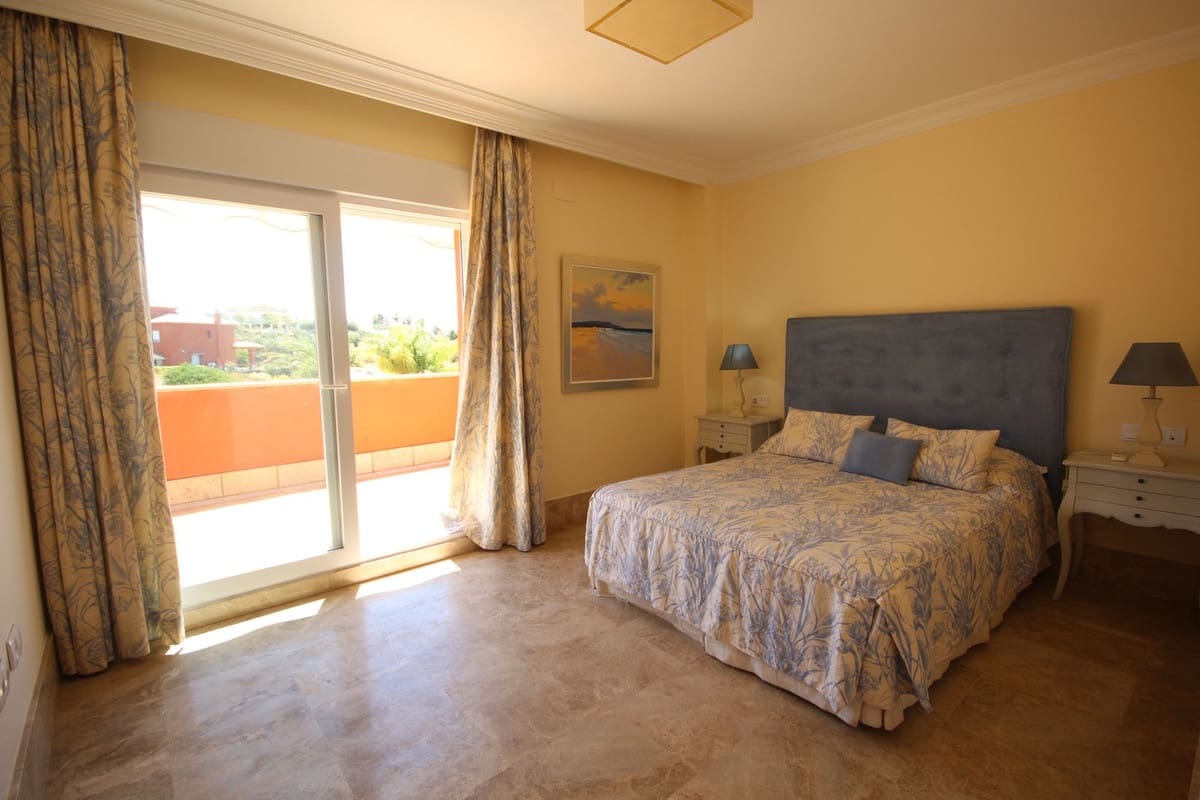 3 chambre Villa/Maison Semi-Mitoyenne à vendre à Marbella avec piscine garage - 890 000 € (Ref: 7956789)