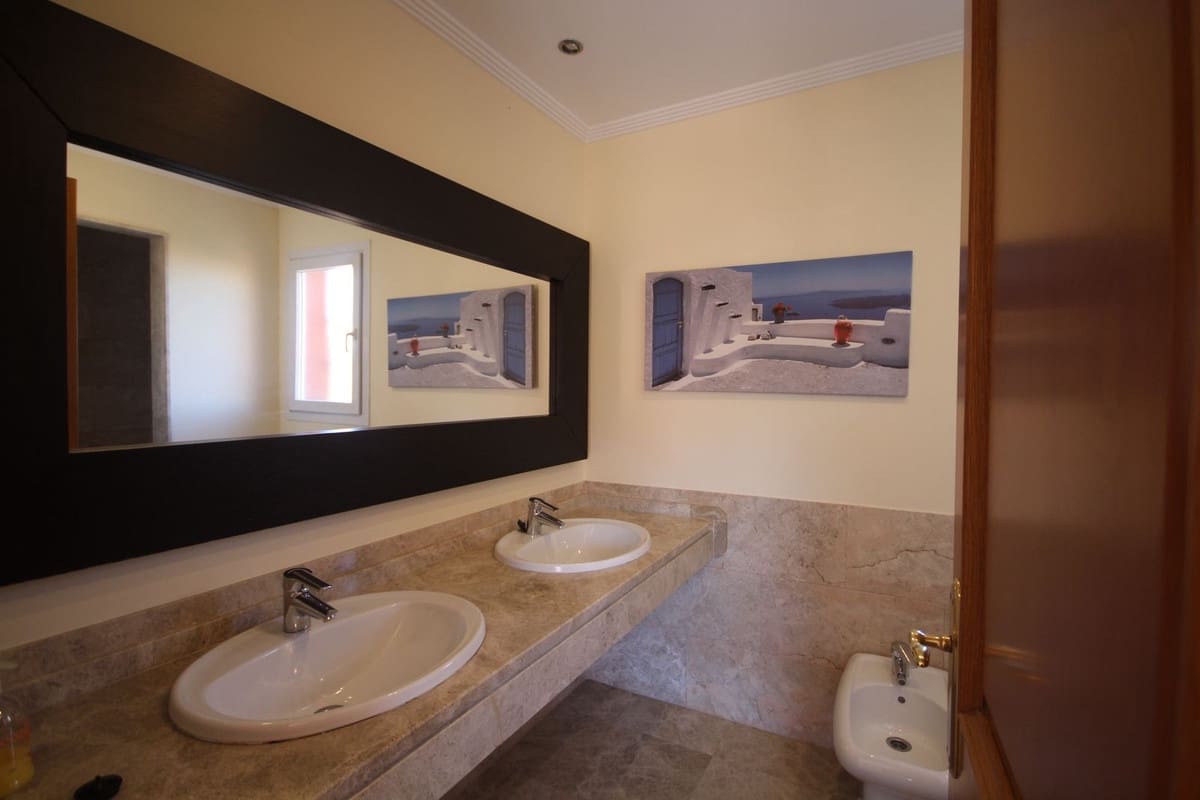 3 chambre Villa/Maison Semi-Mitoyenne à vendre à Marbella avec piscine garage - 890 000 € (Ref: 7956789)