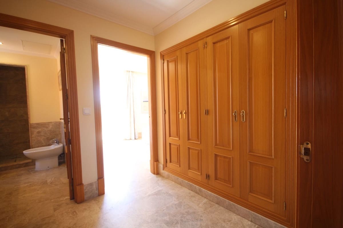 3 chambre Villa/Maison Semi-Mitoyenne à vendre à Marbella avec piscine garage - 890 000 € (Ref: 7956789)