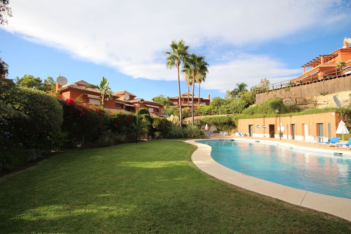 3 soverom Kjedet enebolig til salgs i Marbella med svømmebasseng garasje - € 990 000 (Ref: 7956789)