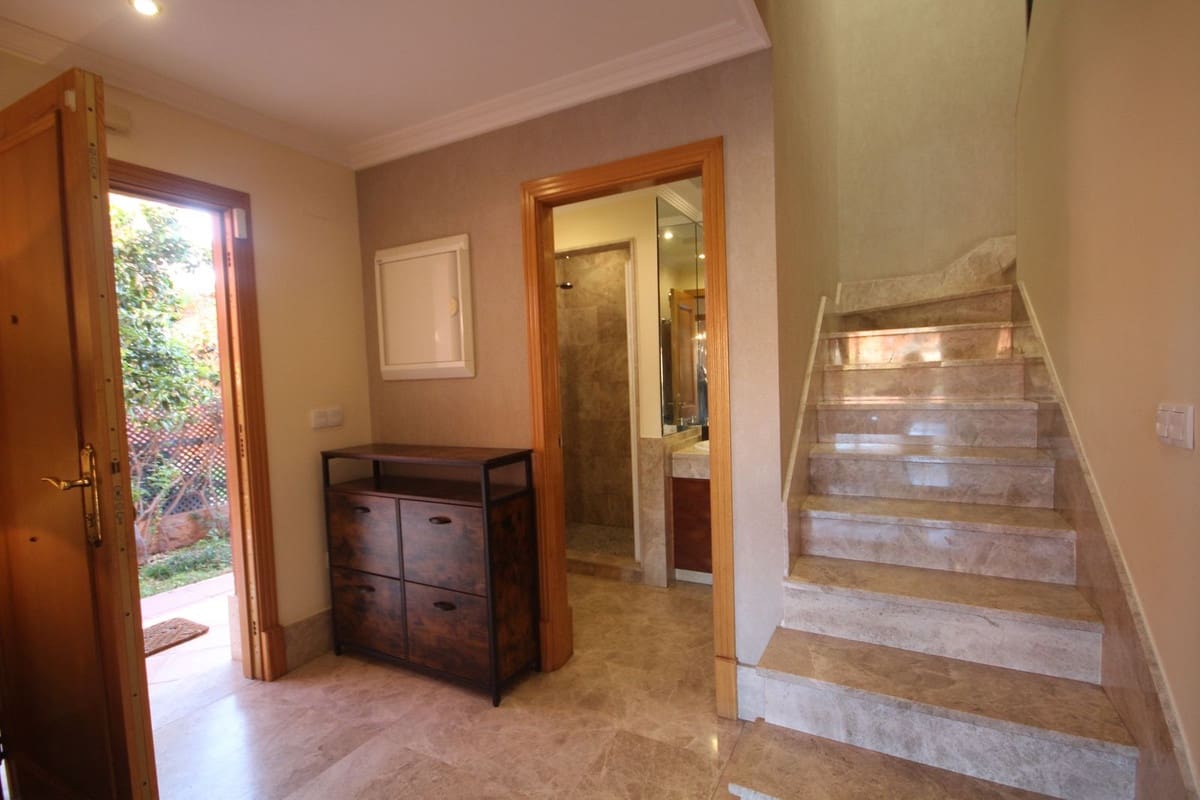 3 soverom Kjedet enebolig til salgs i Marbella med svømmebasseng garasje - € 990 000 (Ref: 7956789)