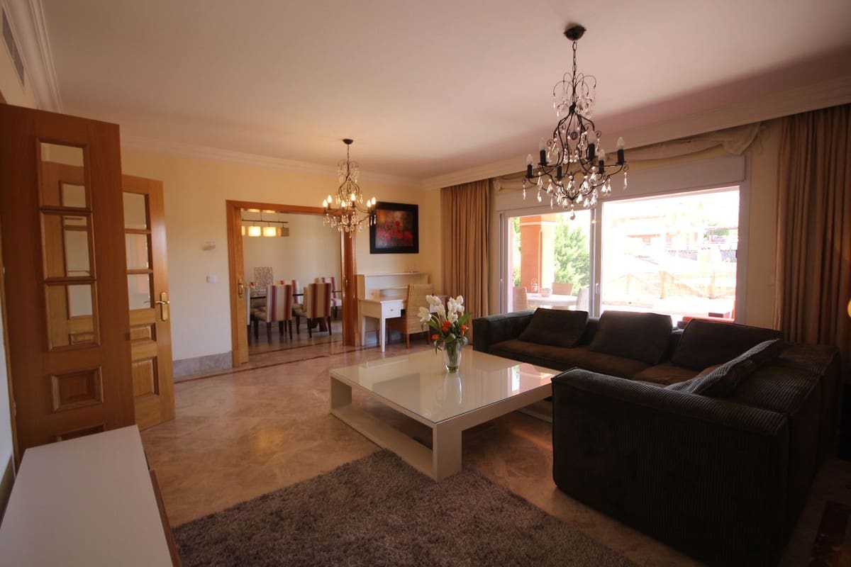 3 soverom Kjedet enebolig til salgs i Marbella med svømmebasseng garasje - € 990 000 (Ref: 7956789)