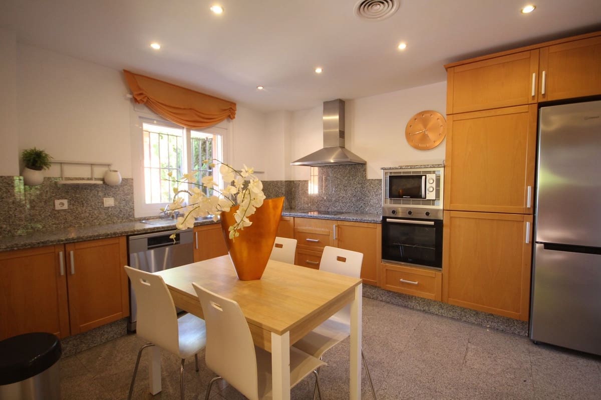 3 soverom Kjedet enebolig til salgs i Marbella med svømmebasseng garasje - € 990 000 (Ref: 7956789)
