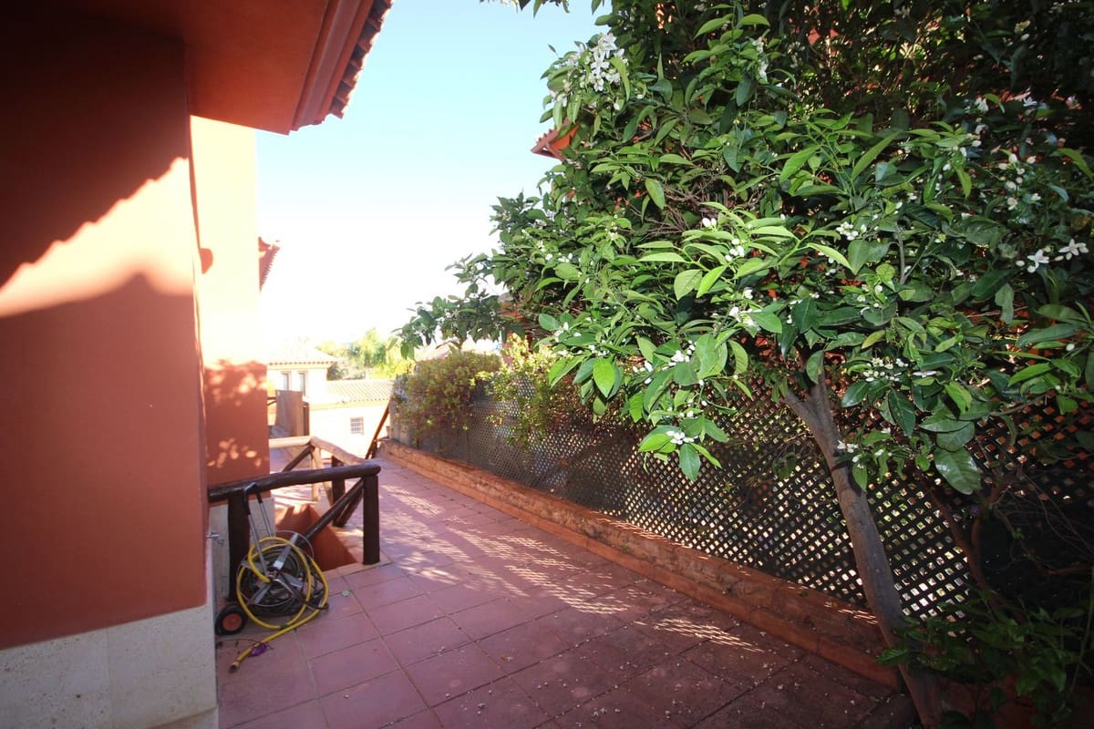 3 soverom Kjedet enebolig til salgs i Marbella med svømmebasseng garasje - € 990 000 (Ref: 7956789)