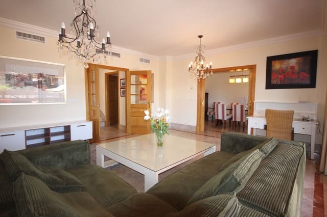 3 sovrum Semi-fristående Villa till salu i Santa Clara, Marbella med pool garage - 990 000 € (Ref: 7956789)