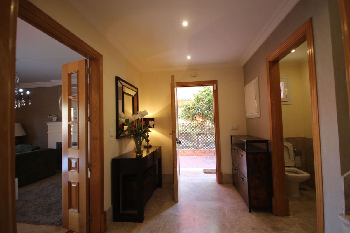 3 soverom Kjedet enebolig til salgs i Marbella med svømmebasseng garasje - € 990 000 (Ref: 7956789)