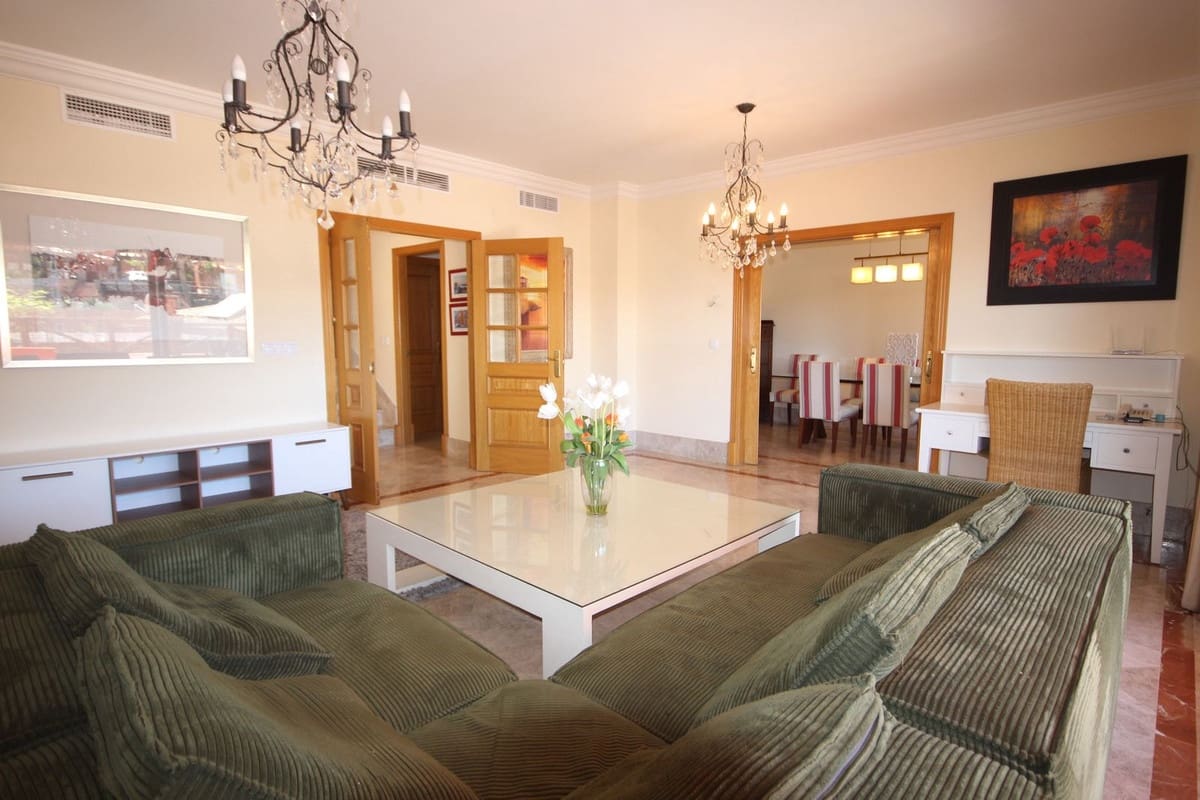 3 soverom Kjedet enebolig til salgs i Marbella med svømmebasseng garasje - € 990 000 (Ref: 7956789)