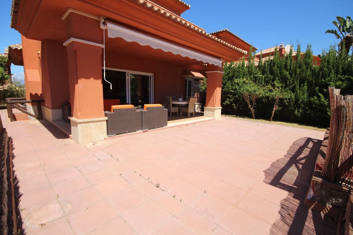 3 soverom Kjedet enebolig til salgs i Marbella med svømmebasseng garasje - € 990 000 (Ref: 7956789)