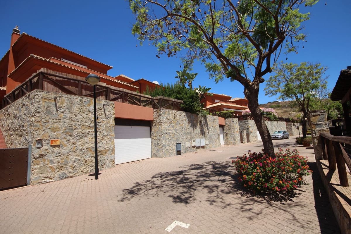 3 soverom Kjedet enebolig til salgs i Marbella med svømmebasseng garasje - € 990 000 (Ref: 7956789)