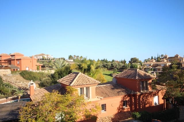 3 sovrum Semi-fristående Villa till salu i Santa Clara, Marbella med pool garage - 990 000 € (Ref: 7956789)