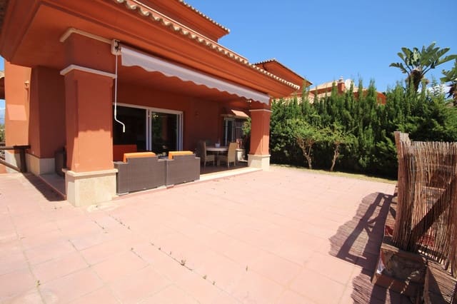 3 sovrum Semi-fristående Villa till salu i Santa Clara, Marbella med pool garage - 990 000 € (Ref: 7956789)